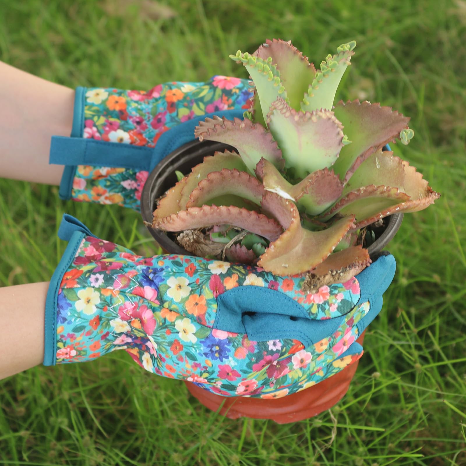 IYICLOTH soft-inner-lining emphasizes plush comfort for extended yard work.