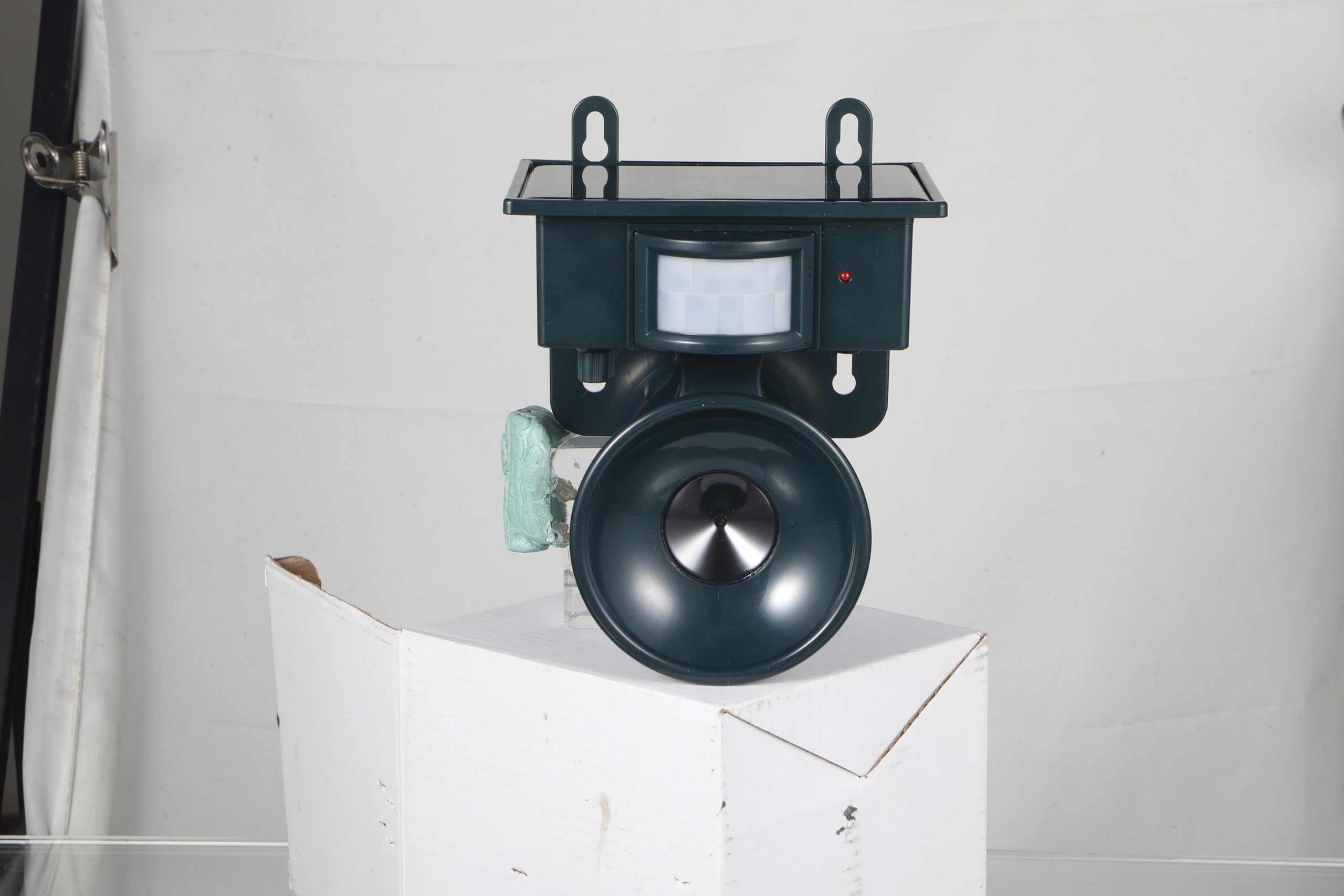 JahyElec solar ultrasonic bird repeller outdoors deterring birds for gardens and patios with energy-efficient operation.