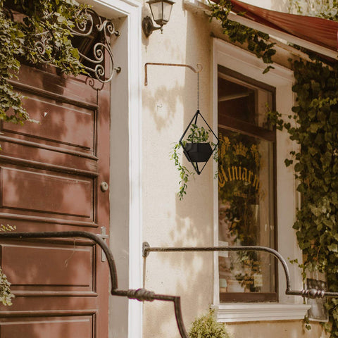 Jardim versatile wall hanger for planters and decor items