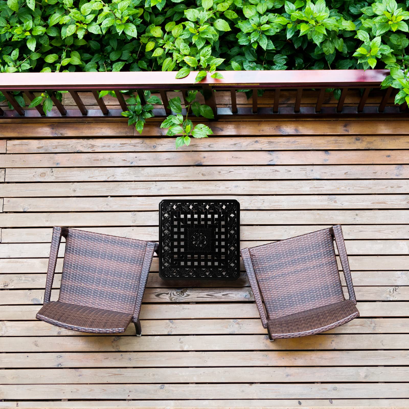 UV-protected finish on JARDIN DE CENTENNIAL table withstands sun exposure