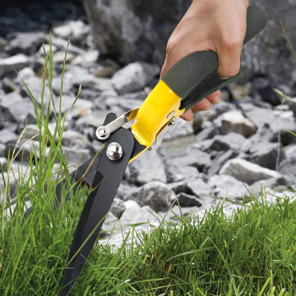 Jardineer lightweight grass clippers reduce wrist strain during use.