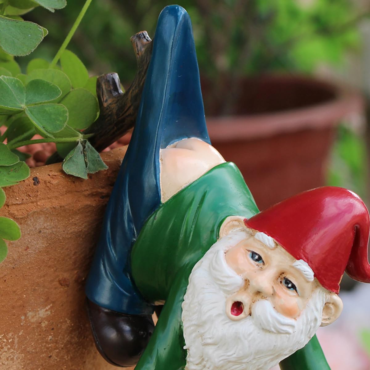 JARPSIRY securely rests on container edges creating a climbing illusion.