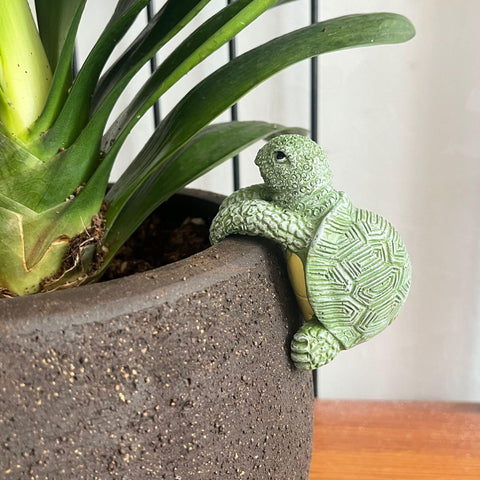 JARPSIRY hanging tortoise figurine on fence edge, ideal for vertical garden accents.