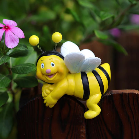 Jarpsiry bees as versatile garden accents on pots and walls.