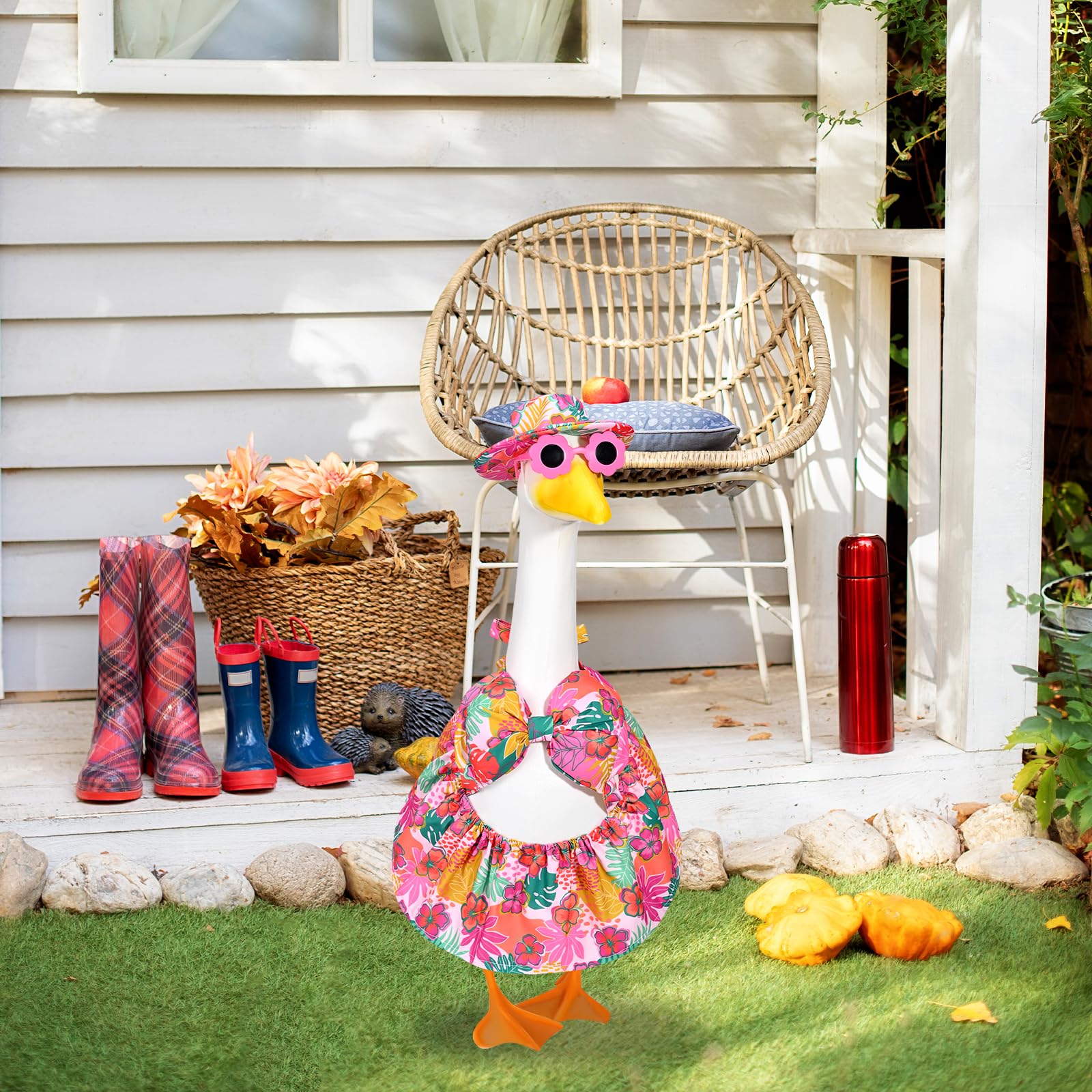 JcHrmers durable fabric ensures long-lasting summer outdoor decor appeal.