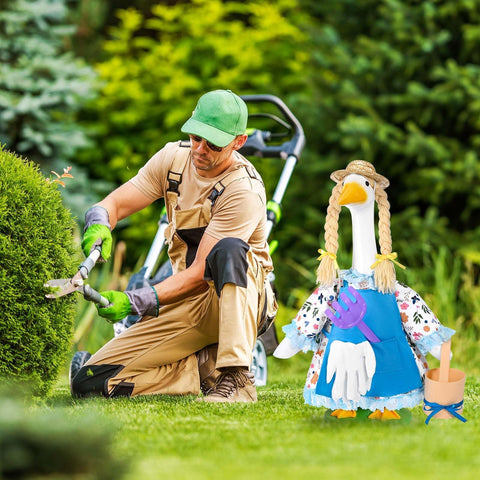 JcHrmers Small Shovel finishes the garden statue display