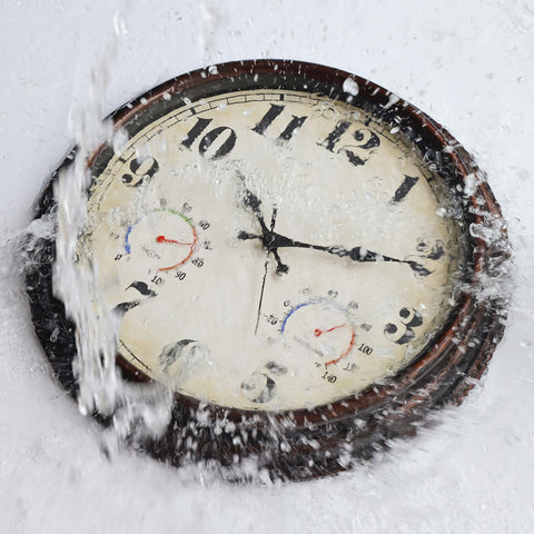 JENLYSTIME clock shows thermometer and hygrometer readings for real-time indoor humidity and temperature.