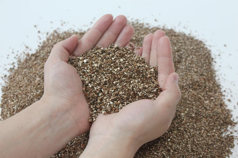 JFWOD organic vermiculite bag showing airy, plant-friendly medium