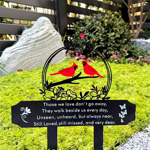 Jiasku Cardinals Memorial Marker outdoor metal decor stands up to weather.