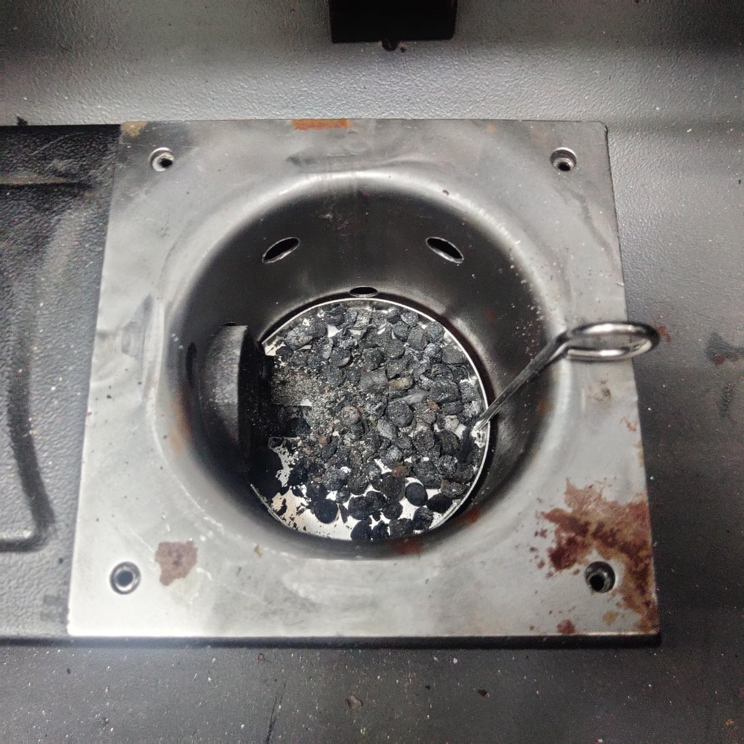 JIN BETTER GRILL PARTS dust removal tool in action reduces cleaning time during grilling.