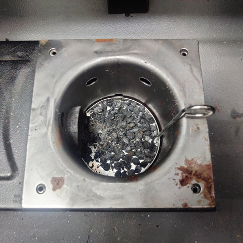 JIN BETTER GRILL PARTS dust removal tool in action reduces cleaning time during grilling.