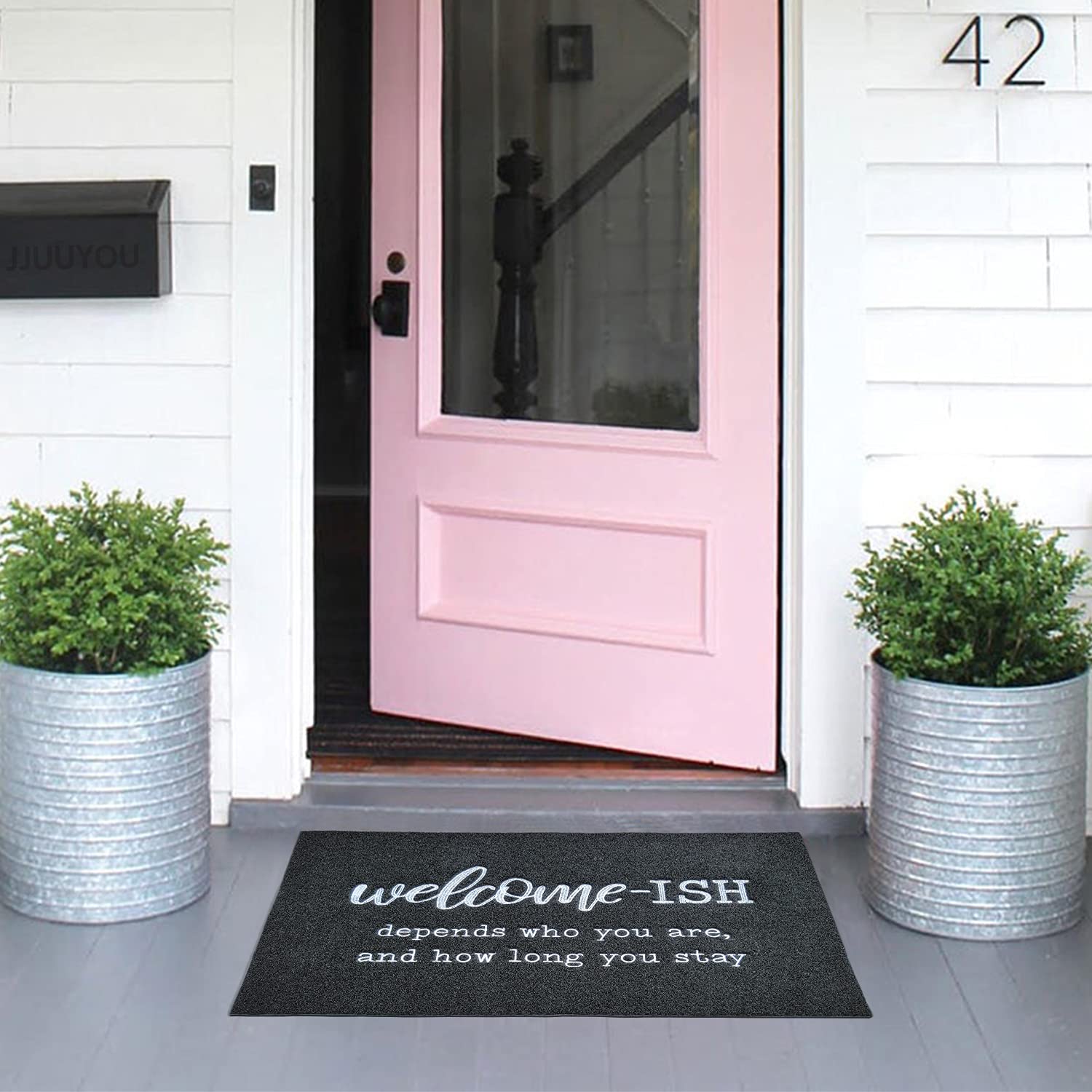 JJUUYOU door mat with non-slip backing keeps placement secure on wet surfaces