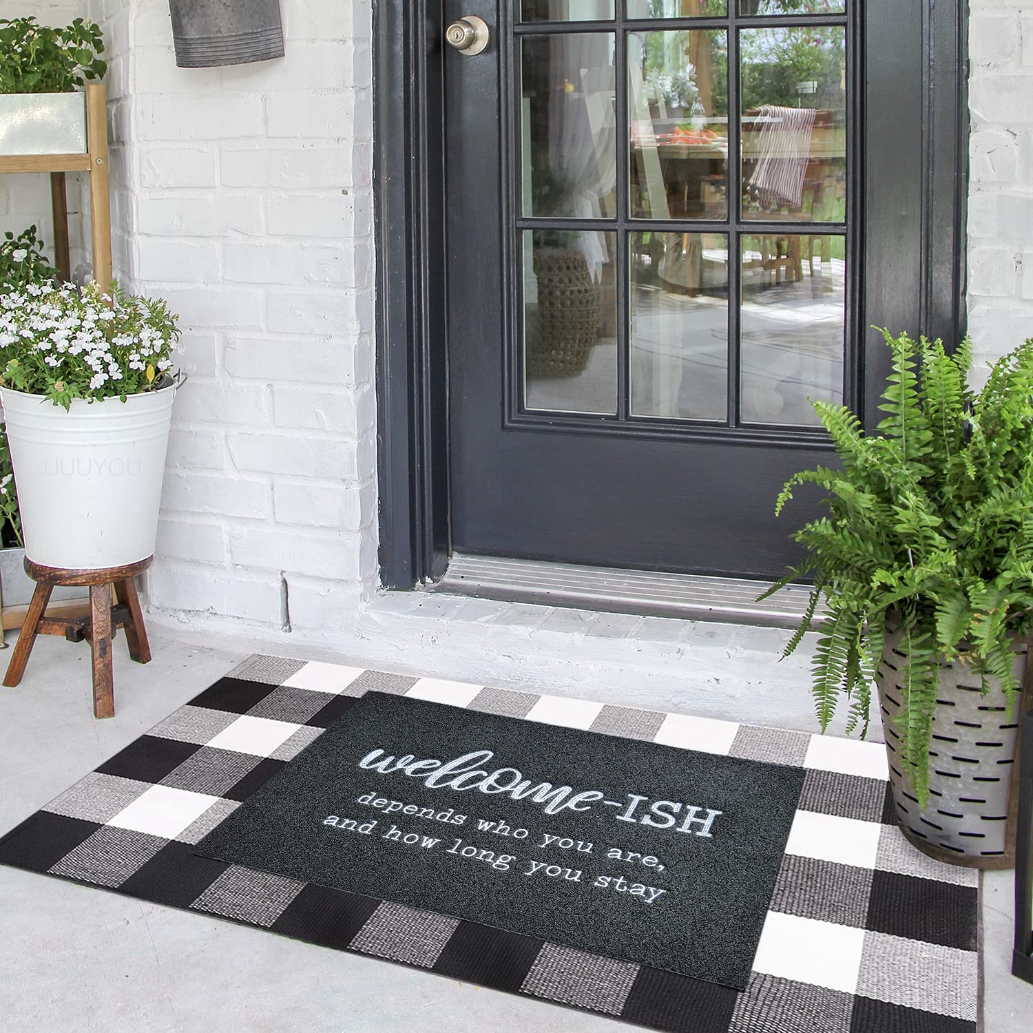 JJUUYOU indoor-outdoor mat ideal for patios, porches, and high-traffic entrances