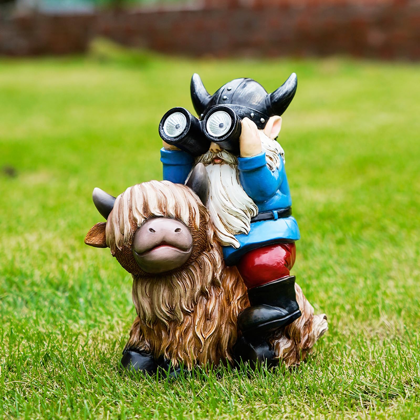 Joint Honglin garden gnome on Highland cow with solar light for evening ambiance