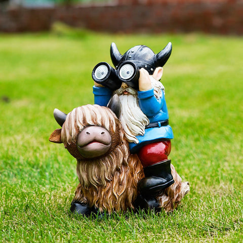 Joint Honglin garden gnome on Highland cow with solar light for evening ambiance