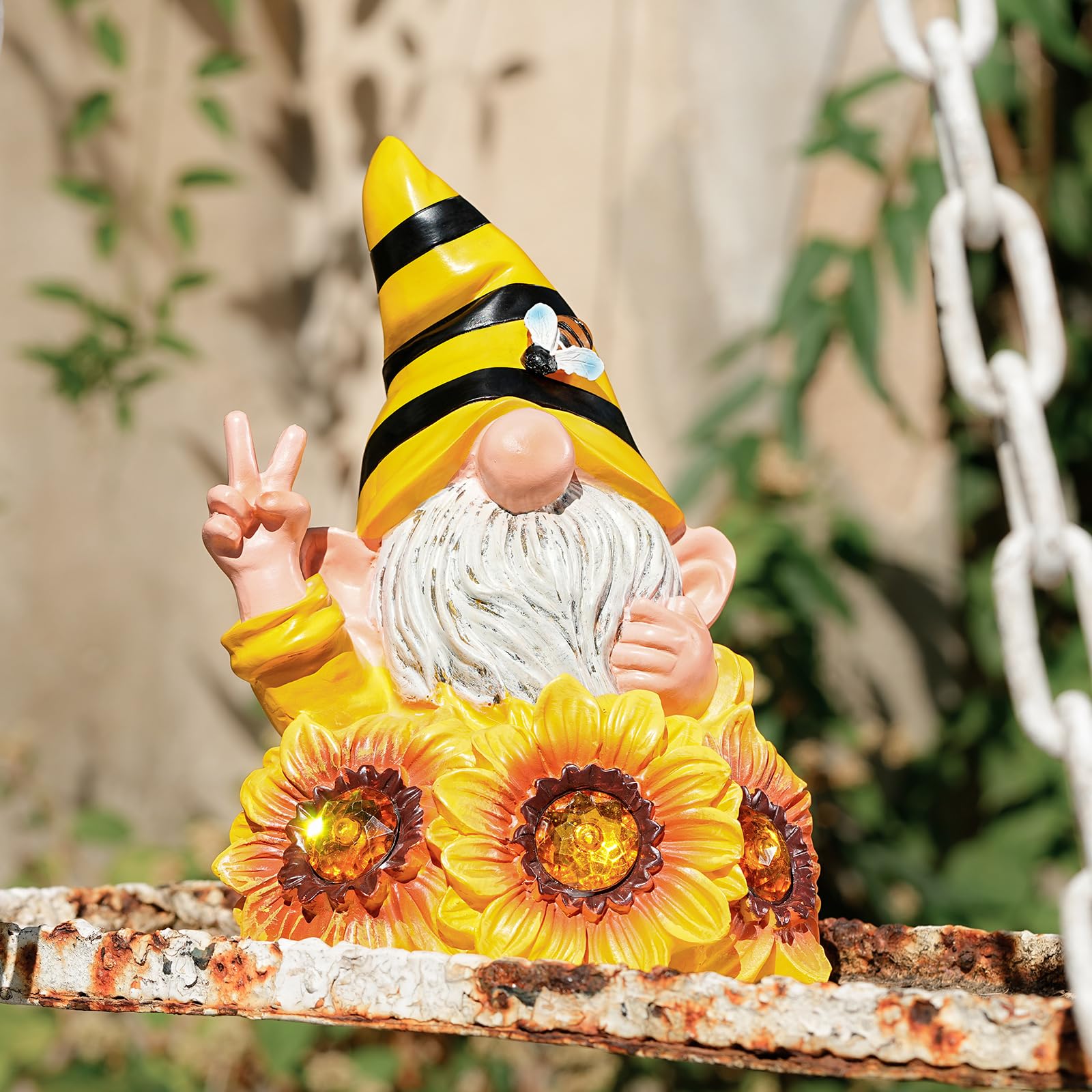 Joint Honglin solar LED gnome light brightens yard evenings