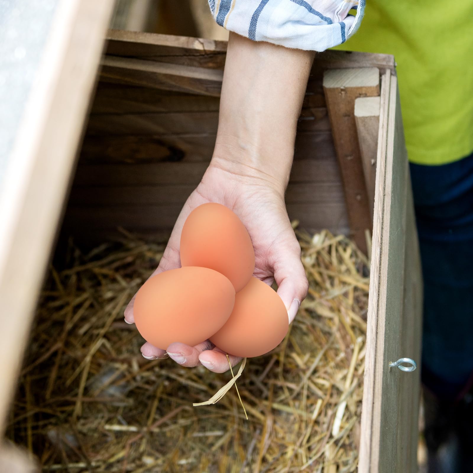 JolliLudo rubber nest egg in cleaning context shows smooth surfaces rinse clean
