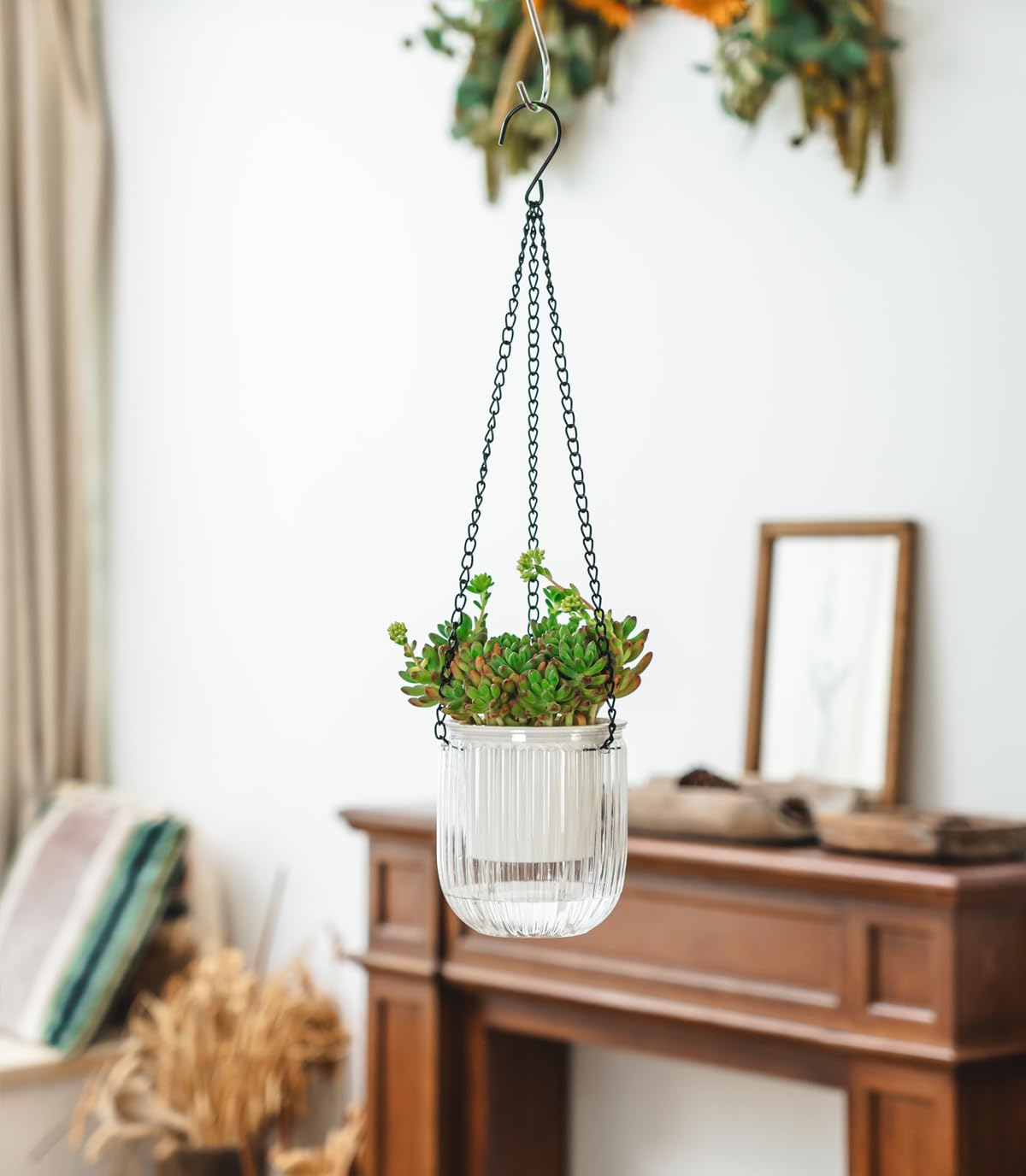 Josteve sturdy chains and cotton wick enable versatile hanging.