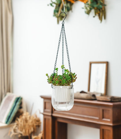Josteve sturdy chains and cotton wick enable versatile hanging.