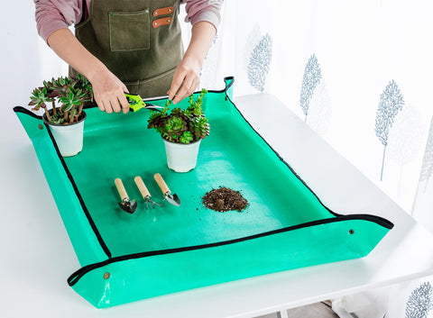 Josteve mini garden spade for easy soil loosening and transplanting.