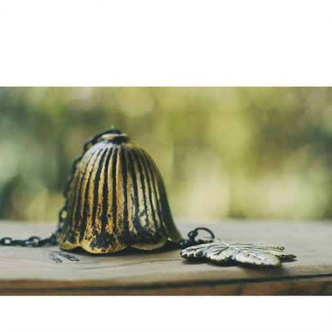 Jsacemxi windowsill chime captures breeze with soft, soothing tones.