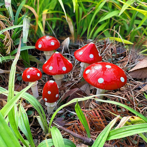 Juegoal resin mushroom garden decor suitable for outdoor spaces