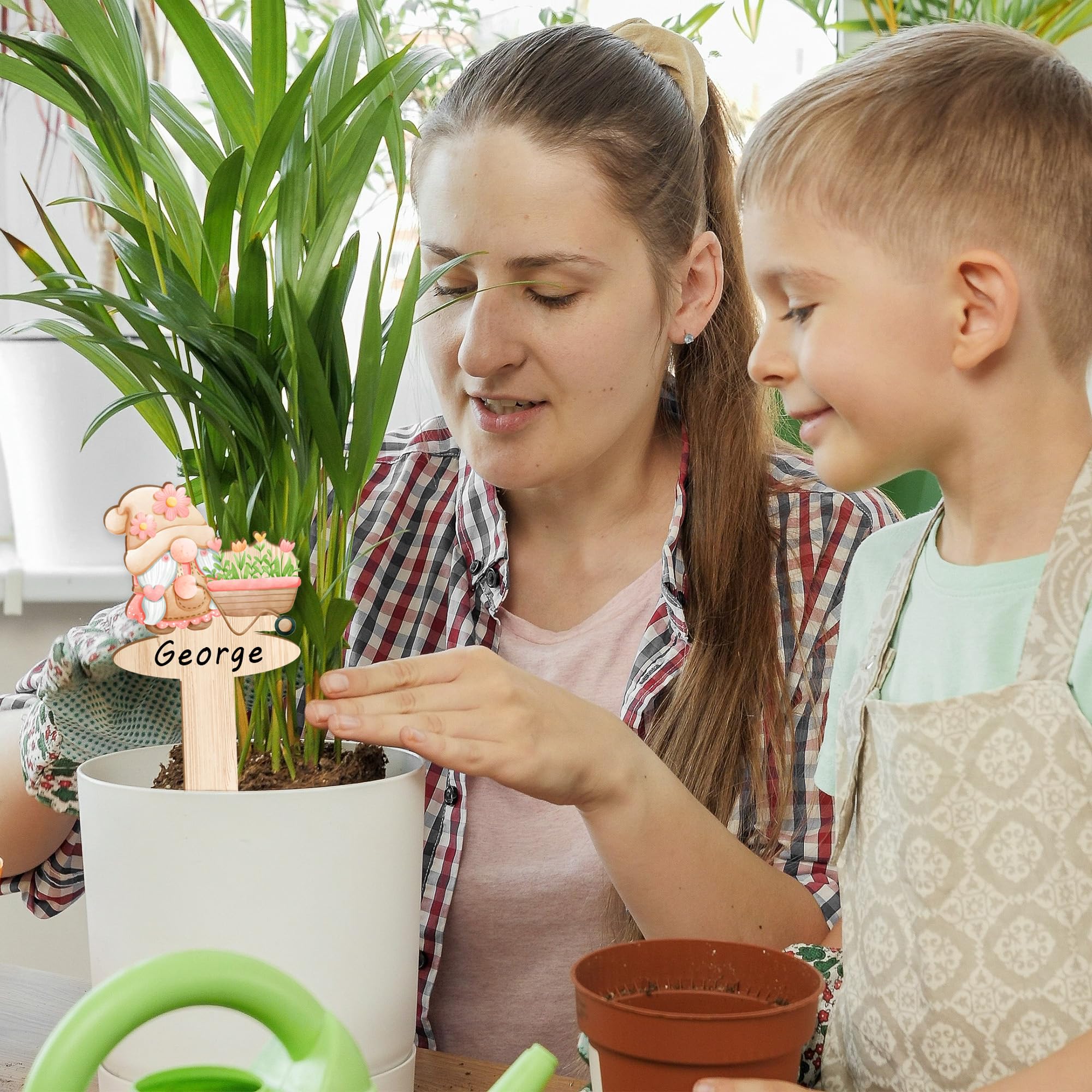 Six by 2.7 inch JuGeoZhi labels are easy to insert into pots or beds