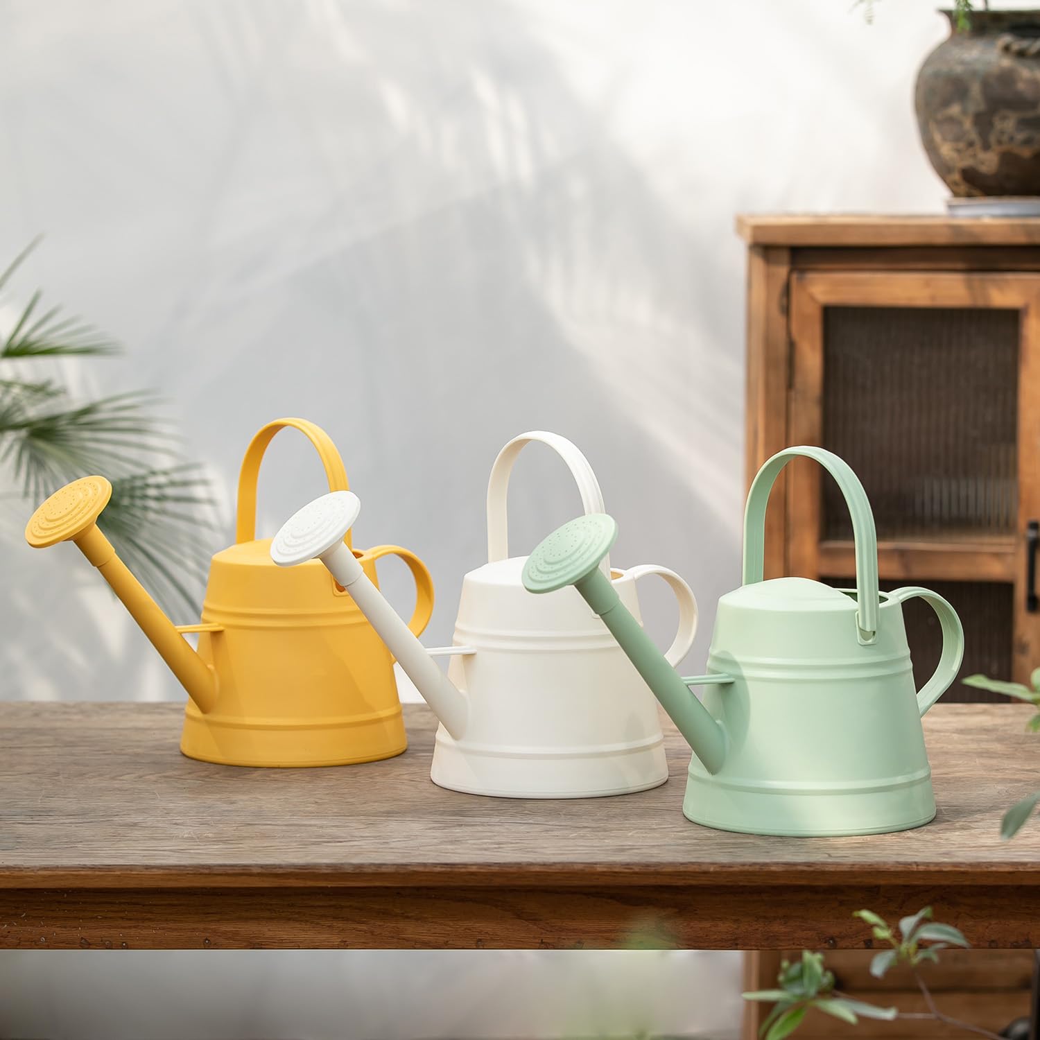 Six color options for the JUSUFU watering can