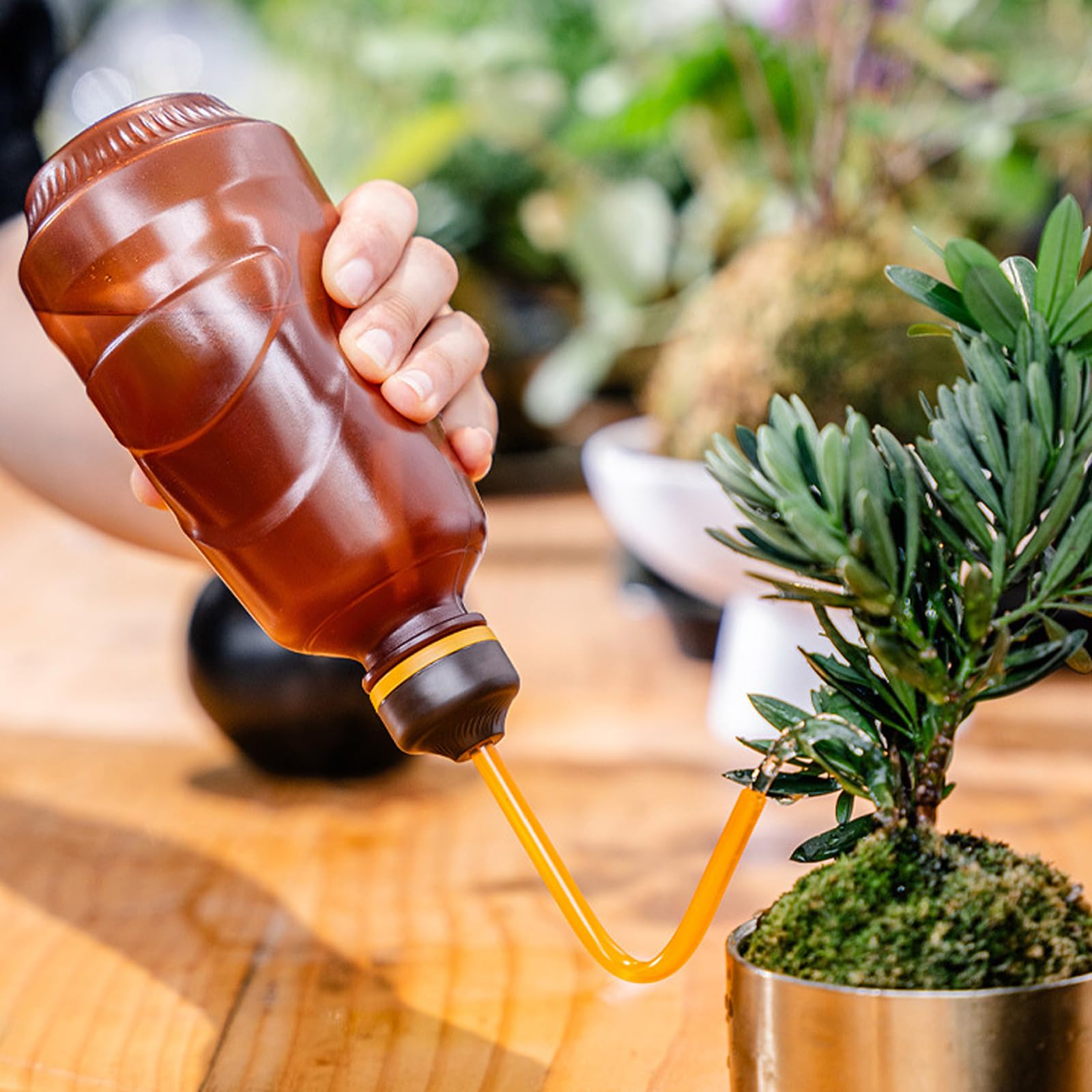 JUSUFU balcony plants get precise irrigation in a compact bottle.