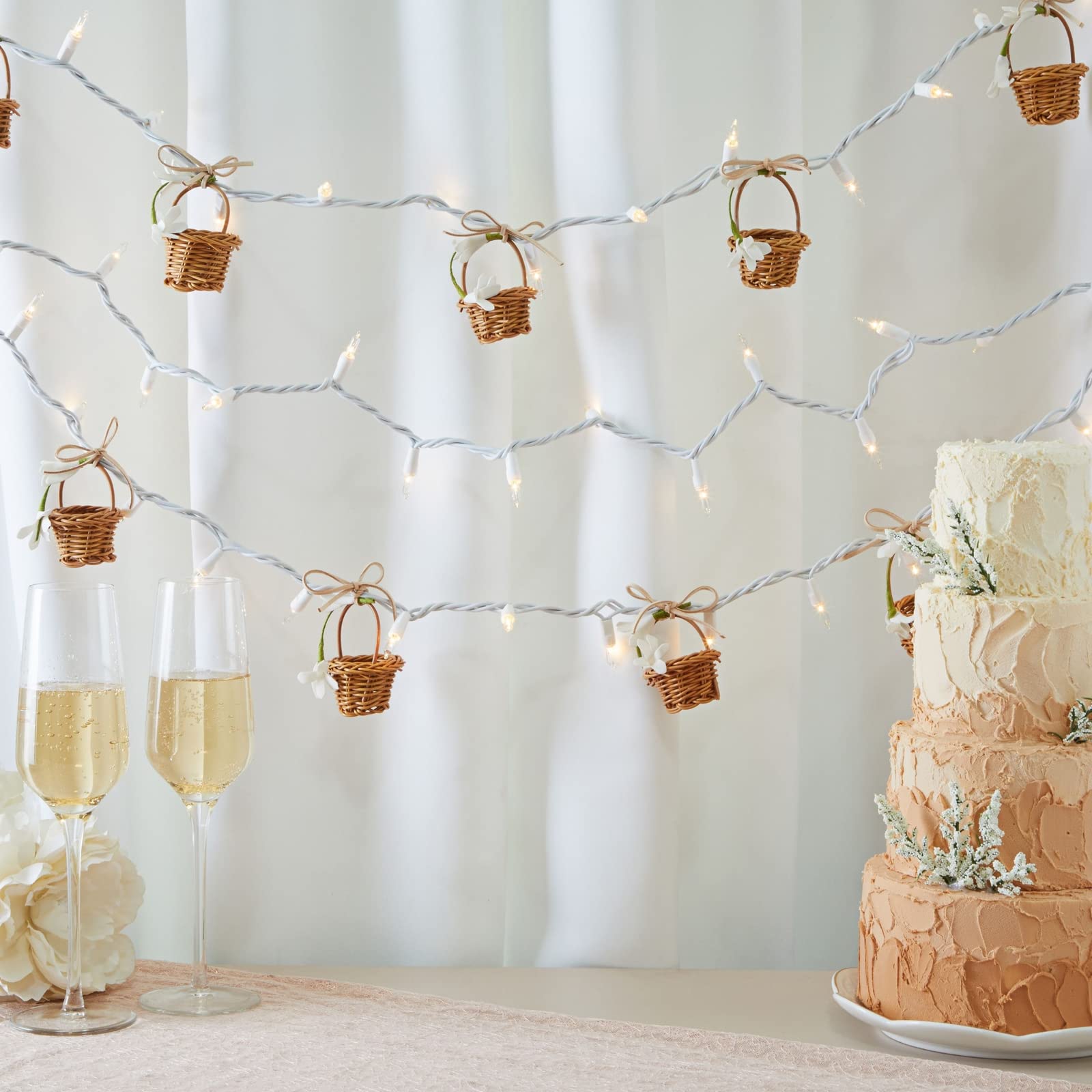 Juvale mini baskets used as wedding favor displays with small gifts.