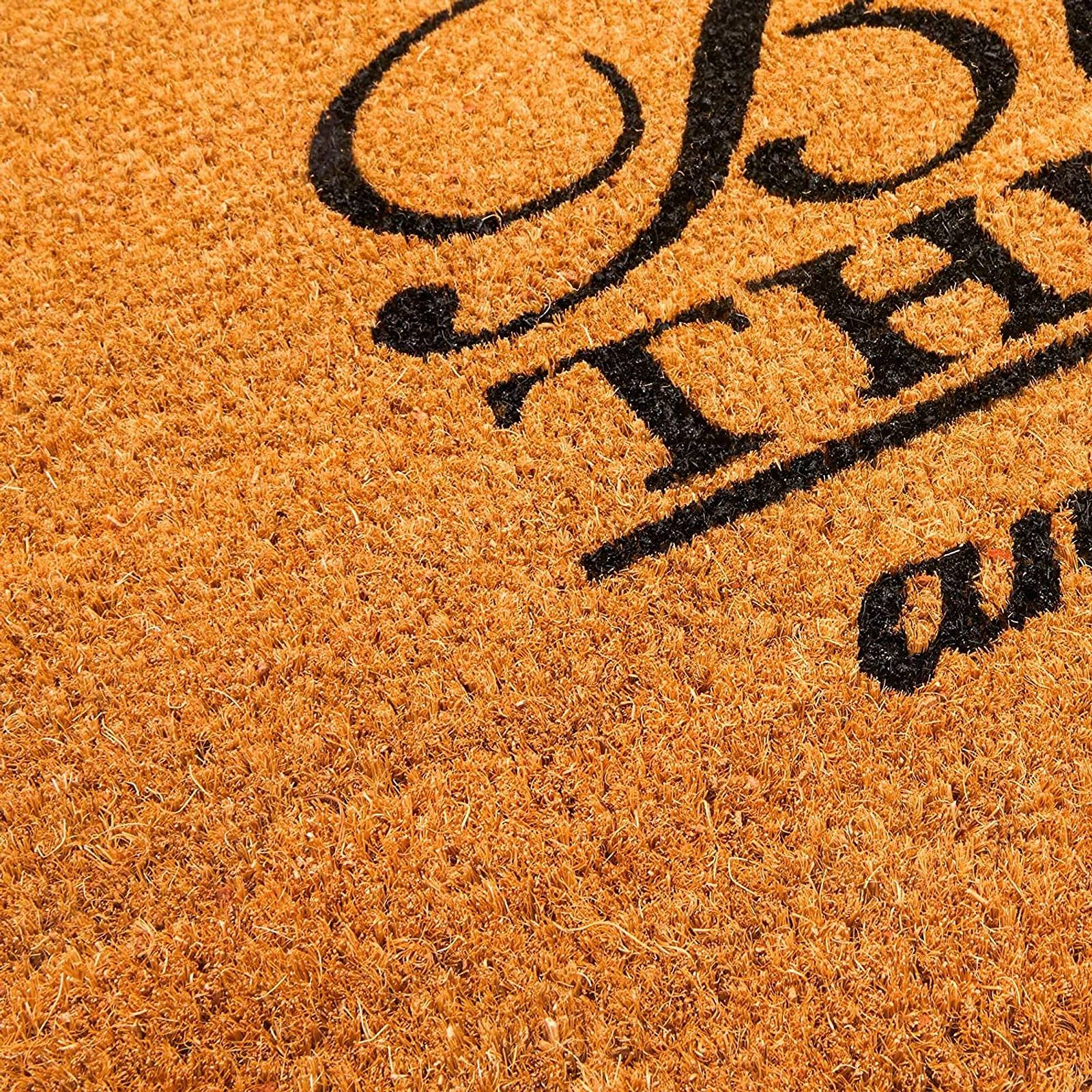 Weather-resistant construction suits outdoor door mat across seasons.