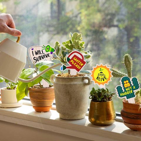 JUYRLE 4.7-by-2.5-inch labels remain highly visible in pots and beds.