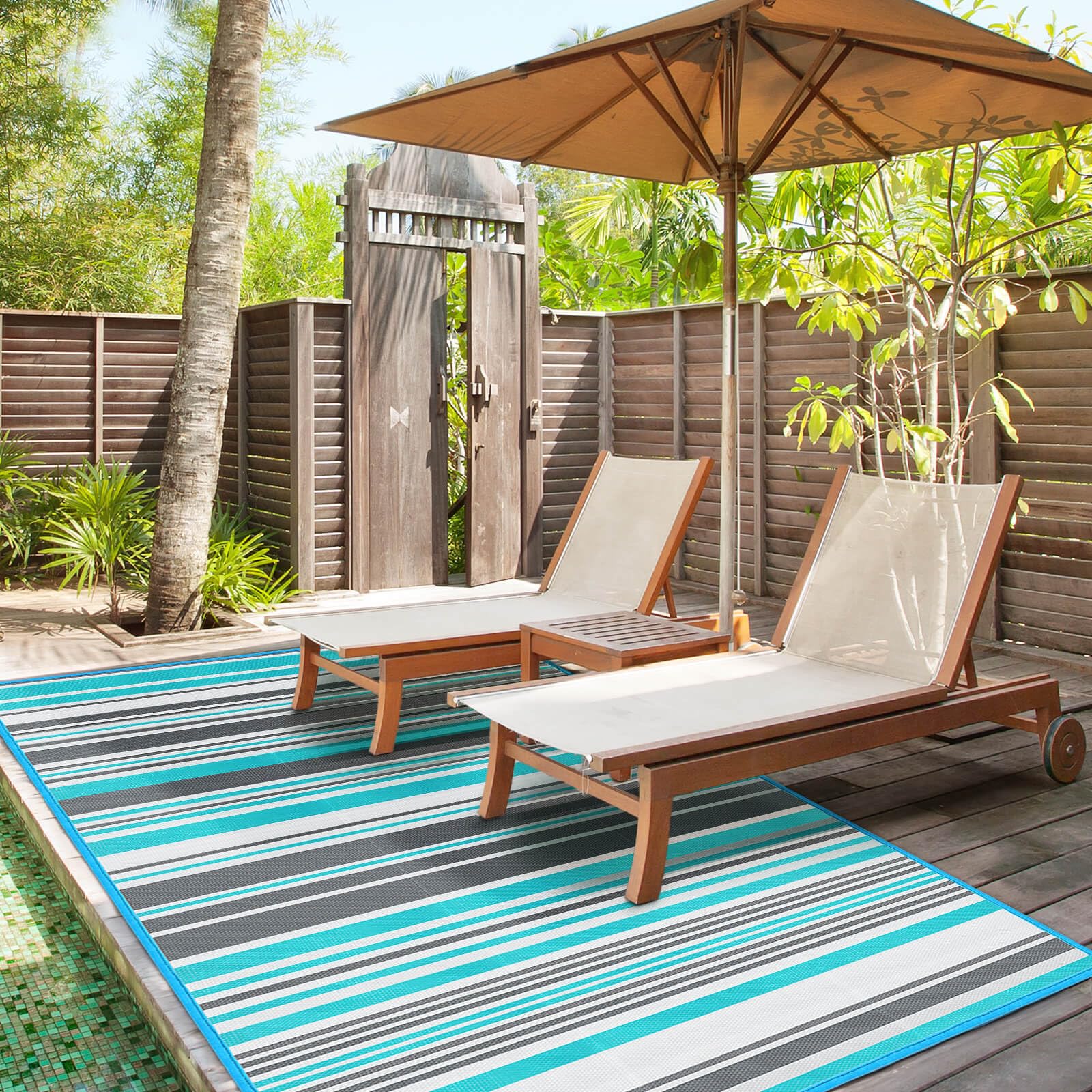 Kalafun coastal-style balcony rug adds a fresh look to small spaces.