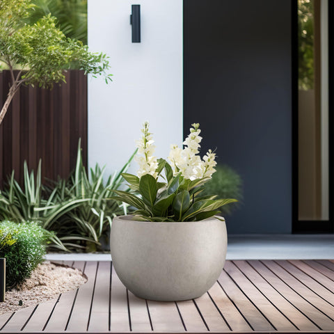 Kante planter with rubber plug enables flexible indoor or outdoor use.