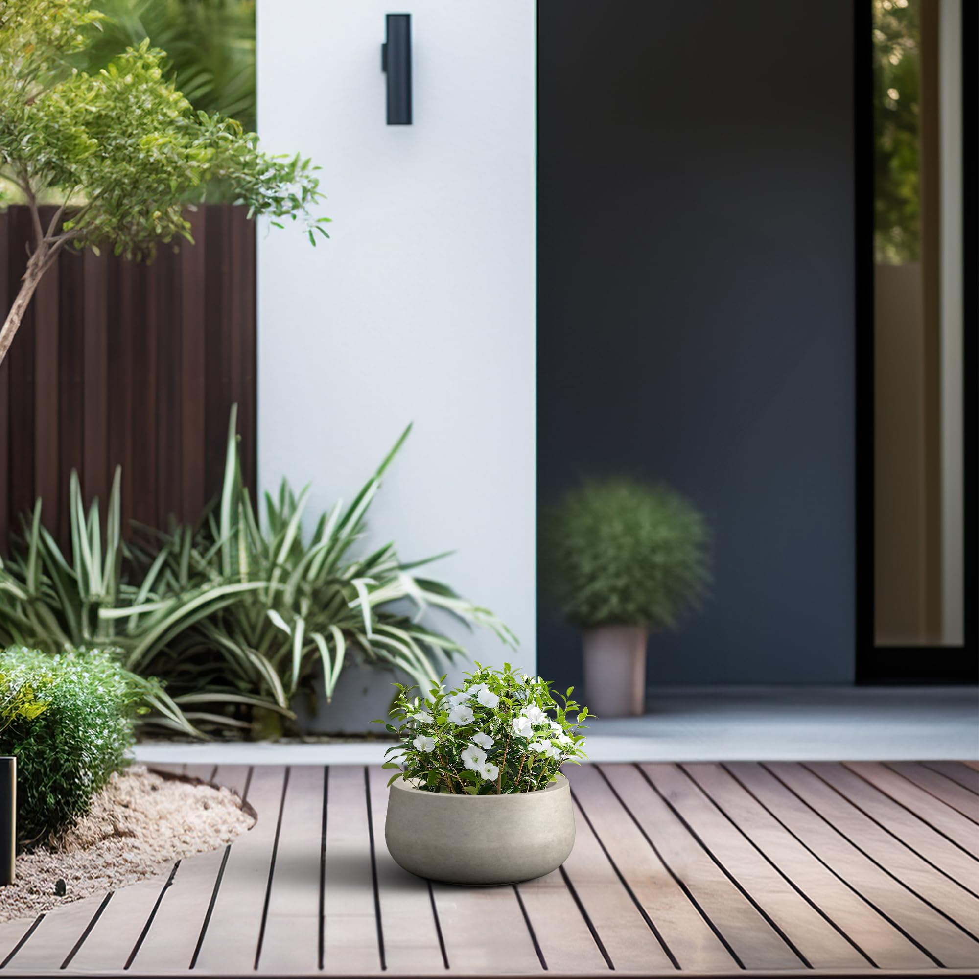 Kante weather-resistant design withstands wind and rain for year-round display.