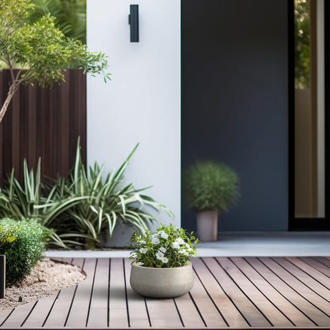 Kante weather-resistant design withstands wind and rain for year-round display.