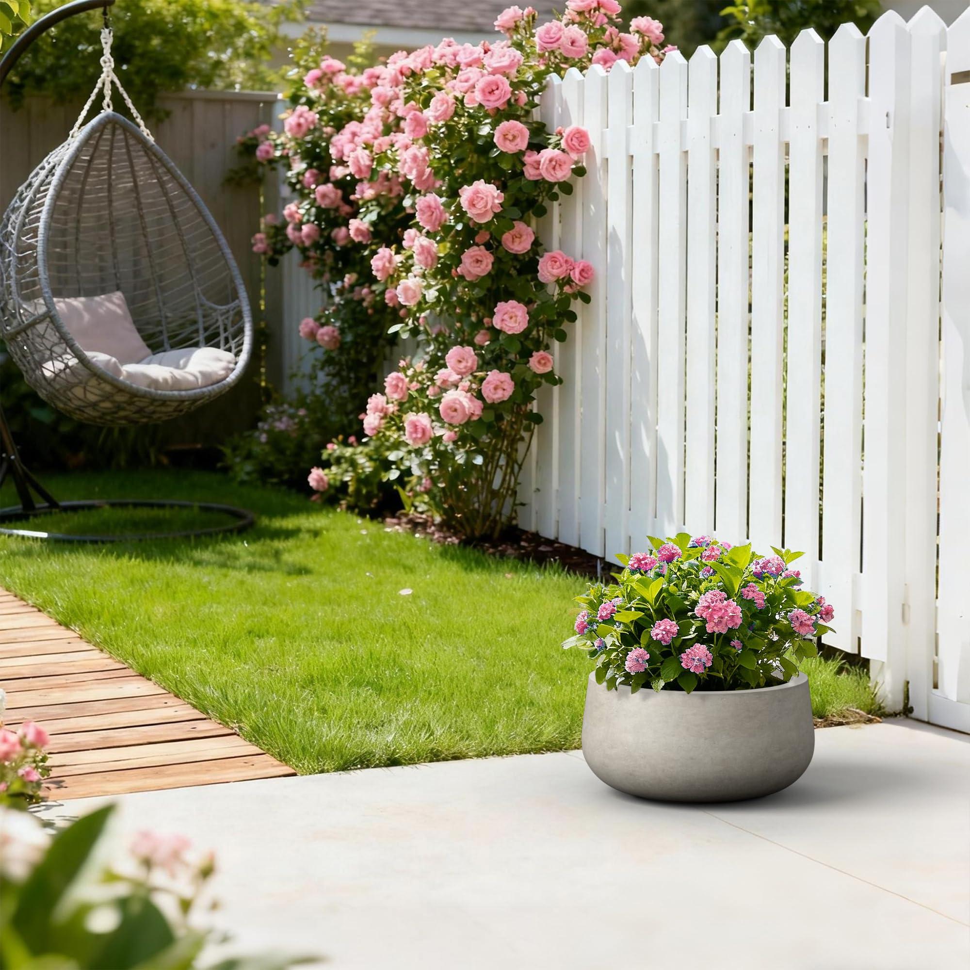 Kante concrete planter with rubber plug enabling indoor moisture management.