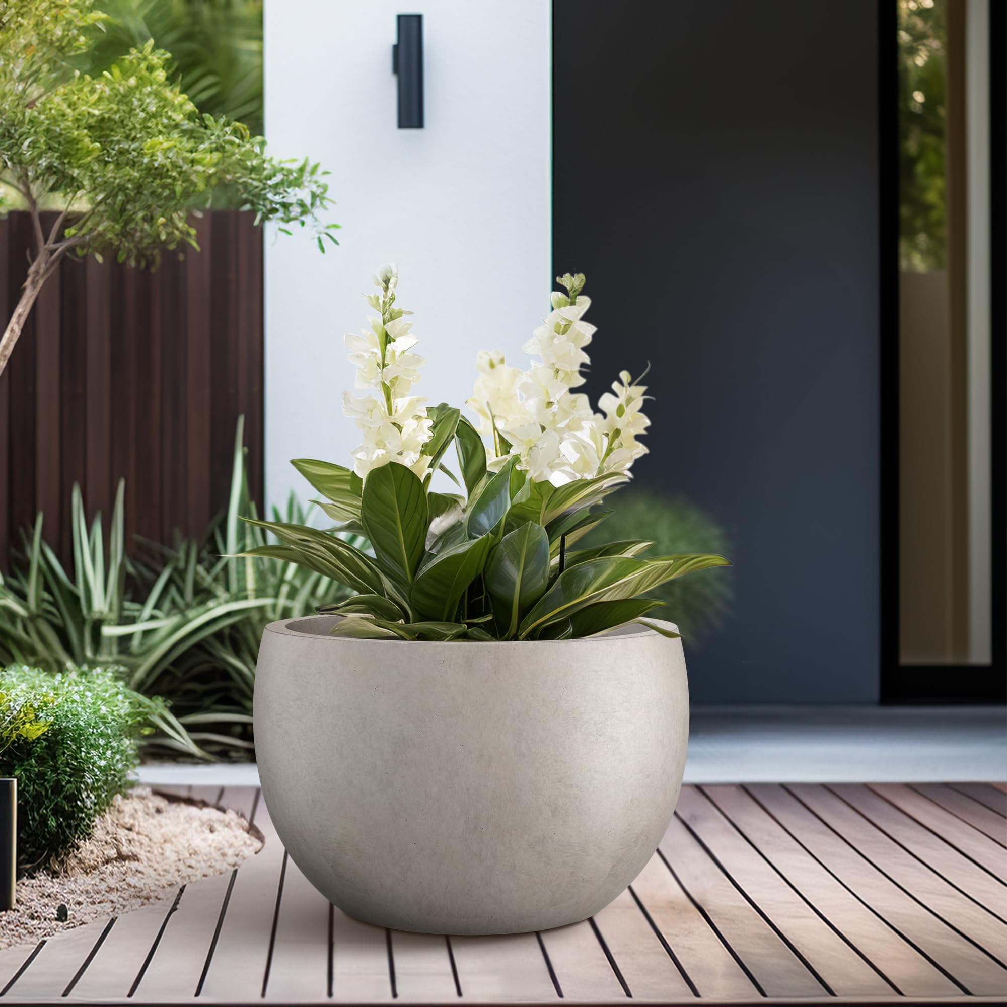 Kante large planter suited for indoor and outdoor use.
