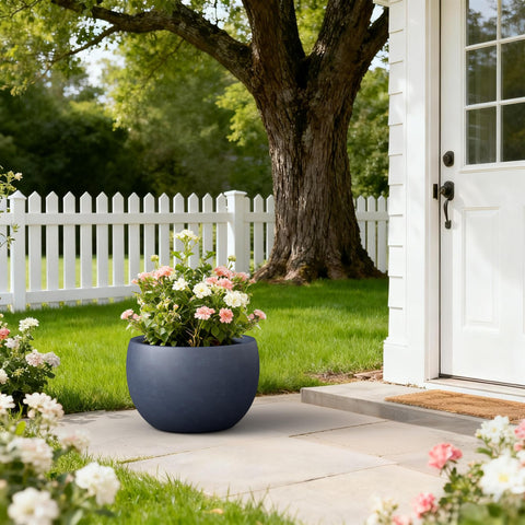 Kante planter with drainage hole and rubber plug for easy watering control.