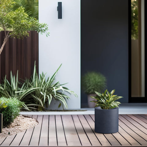 Kante planter with rubber plug provides flexible drainage for rooms.