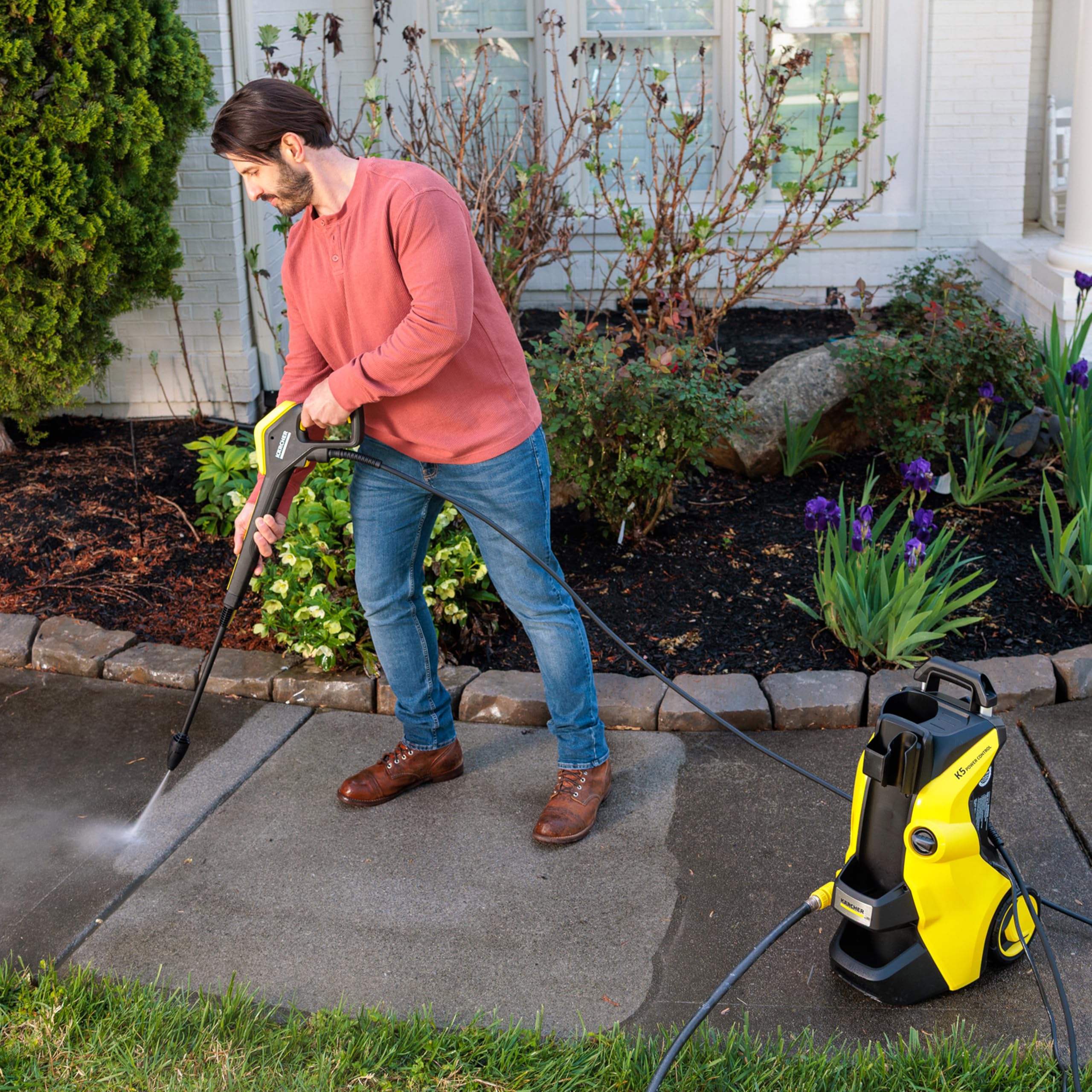 Plug 'n' Clean detergent system enables quick, tidy dosing.