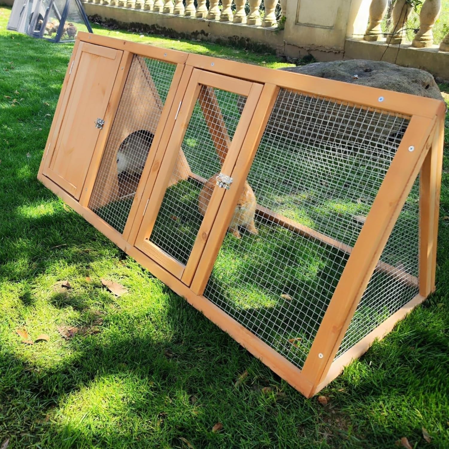 Kecreque rabbit hutch easy-clean design helps keep the habitat tidy and odor-free.
