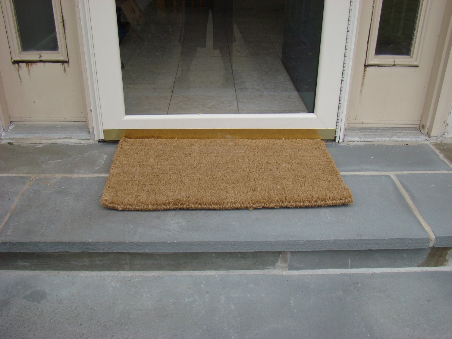 Kempf Bristly coir bristles: effective dirt scraping before entering.