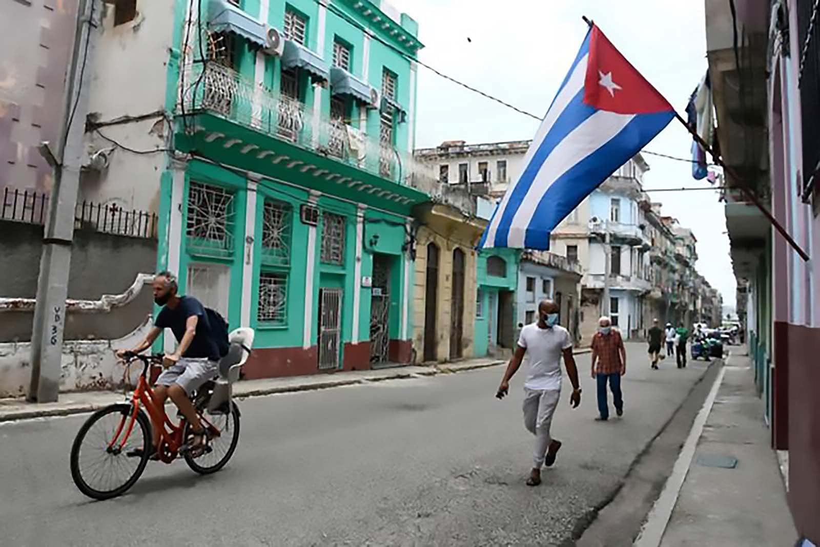 Kesysova Cuban Revolution yard flag displayed for patriotic garden and porch.