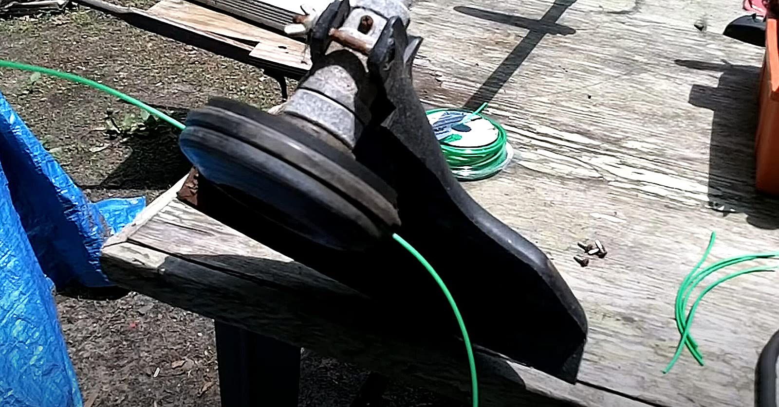 KEYHAO green nylon line spool offers economical cutting power.