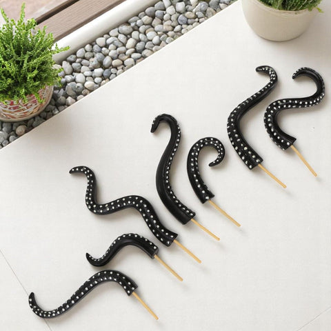 KH866 glow in dark dots detail on tentacles for magical evening ambiance