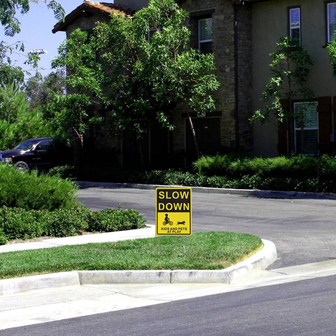 Kichwit corrugated plastic signs are weatherproof for rain or shine