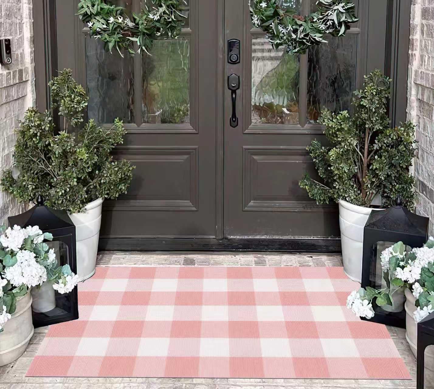 KIhipIoe Nordic-style plaid rug complements modern interiors