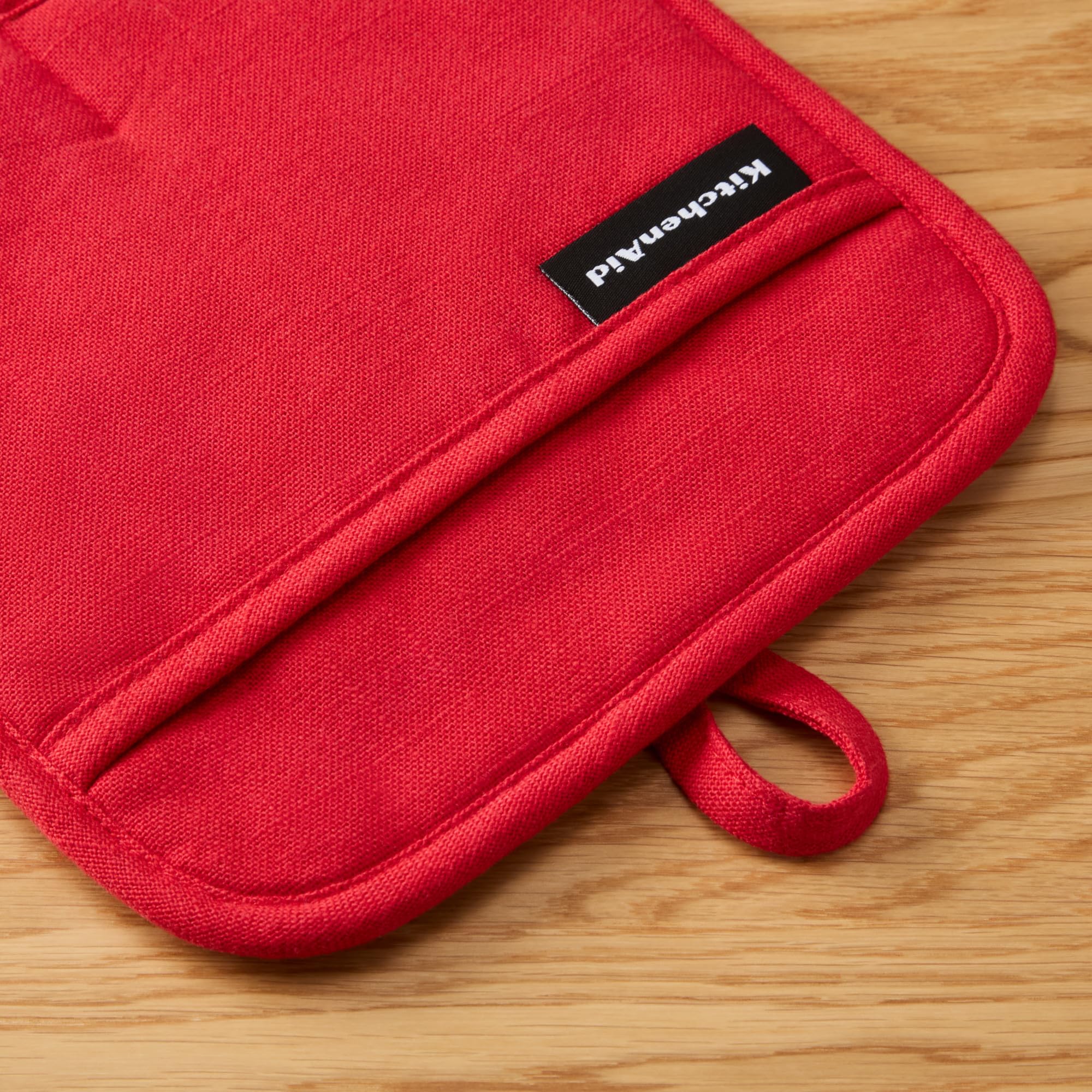 KitchenAid Gourmet Gridlines pot holder heat resistance up to 600°F demonstrated.
