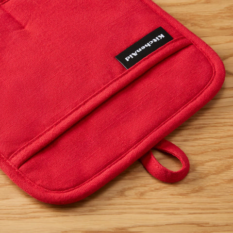KitchenAid Gourmet Gridlines pot holder heat resistance up to 600°F demonstrated.